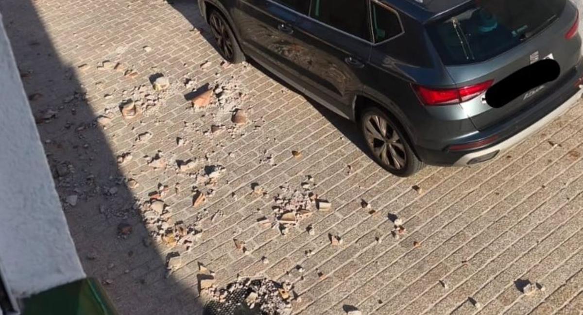 El fort vent ha fet caure teules del teulat de l'església de Colera.