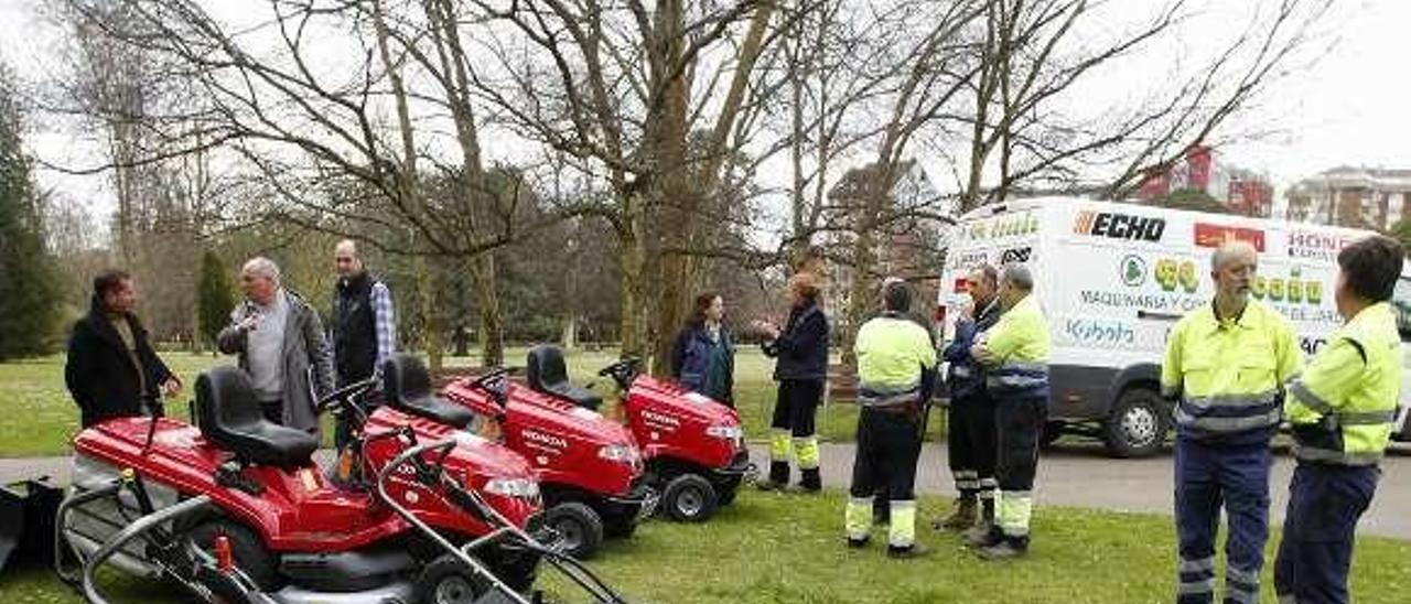 La presentación de las últimas máquinas segadoras adquiridas por el Ayuntamiento de Avilés para el servicio de Parques y Jardines.