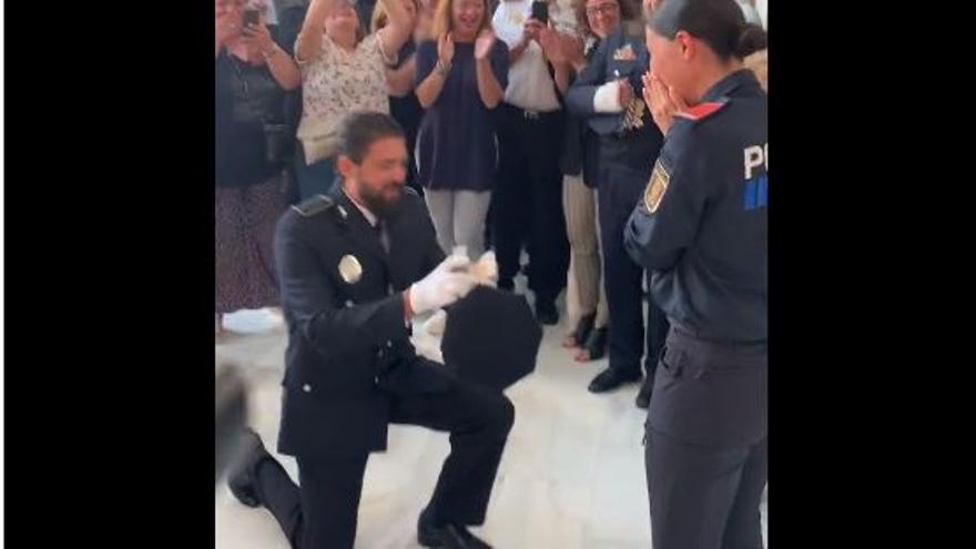 Graduación de 55 nuevos policías de Mallorca con sorpresa amorosa: Antonio pide la mano de Margarita ante el júbilo general