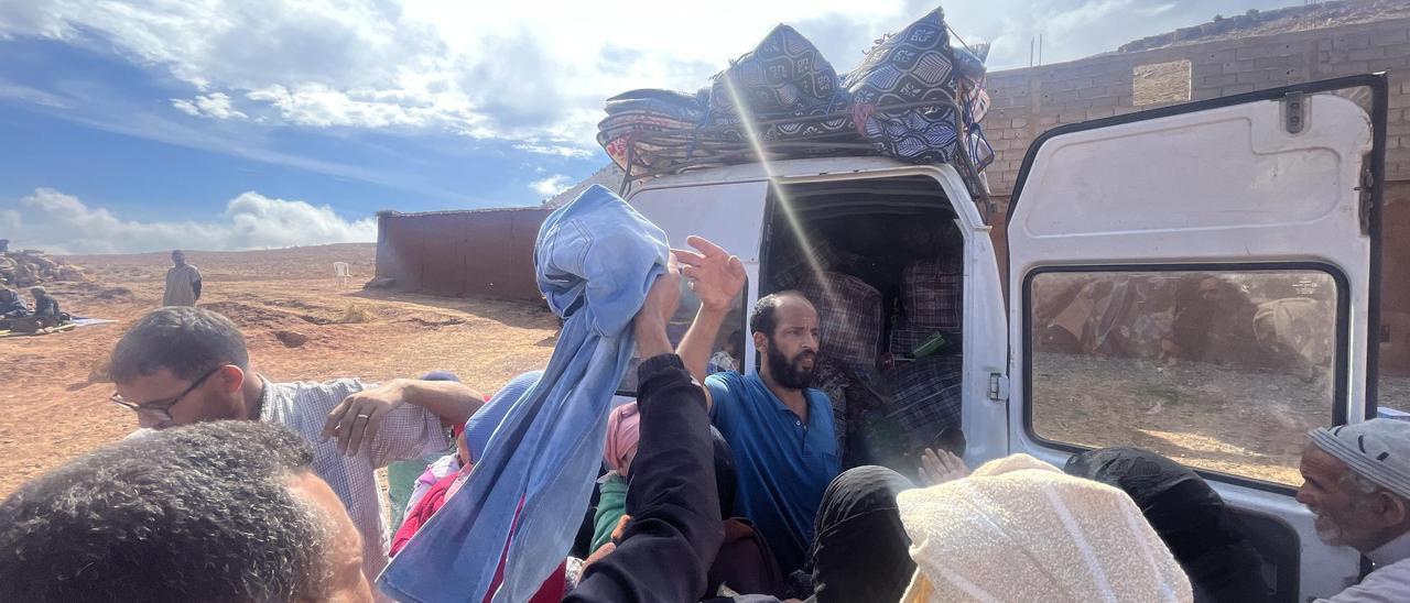 Un hombre reparte ropa y utensilios a los afectados por el terremoto en el Atlas.