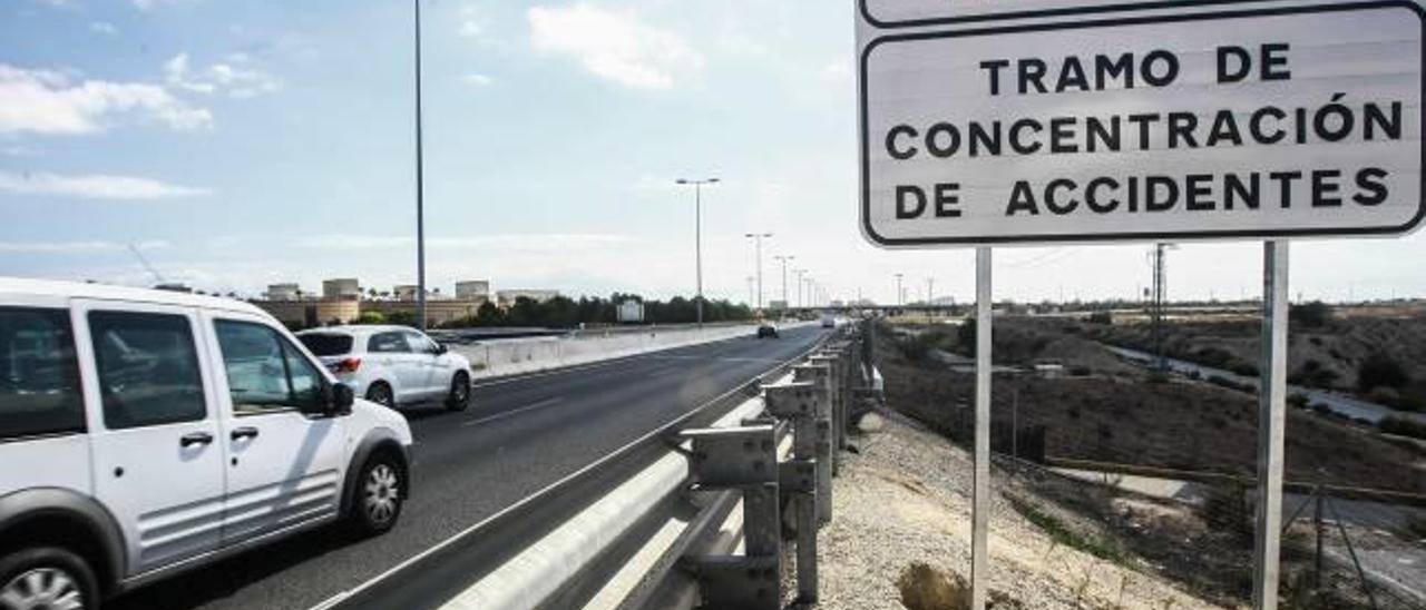 Rótulo que advierte de la concentración de accidentes en la A-77a, junto al campus de la Universidad de Alicante.