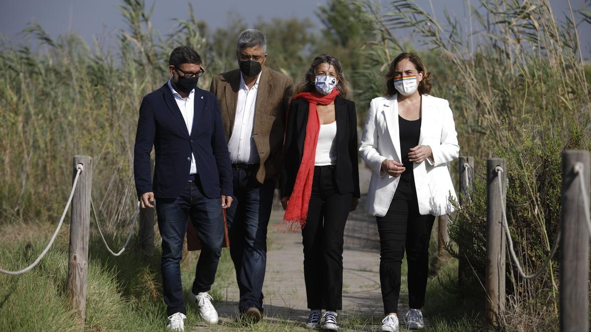 Ada Colau con Yolanda Díaz, en las inmediaciones del mirador de L'Illa, junto al espacio protegido de la Ricarda de El Prat de Llobregat