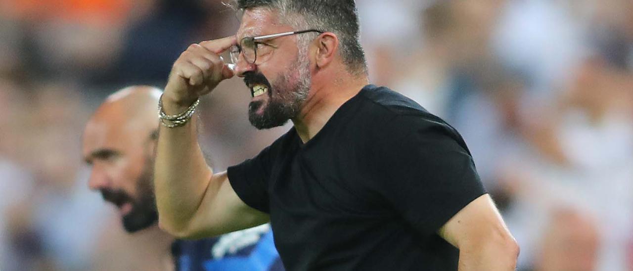 Gennaro Gattuso, pidiendo insistentemente cabeza a sus jugadores