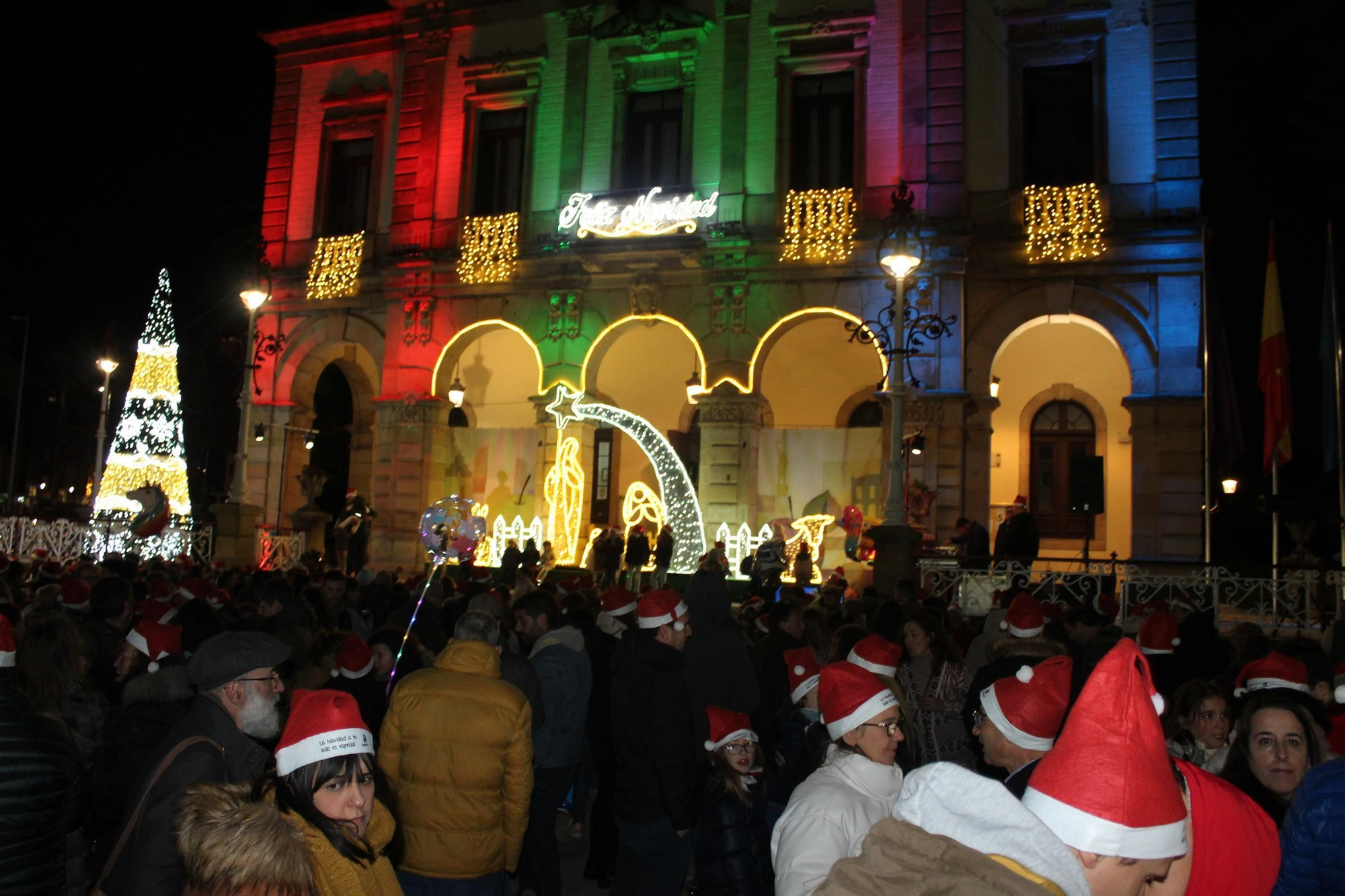 Villaviciosa 'descorcha' la Navidad con un brindis multitudinario