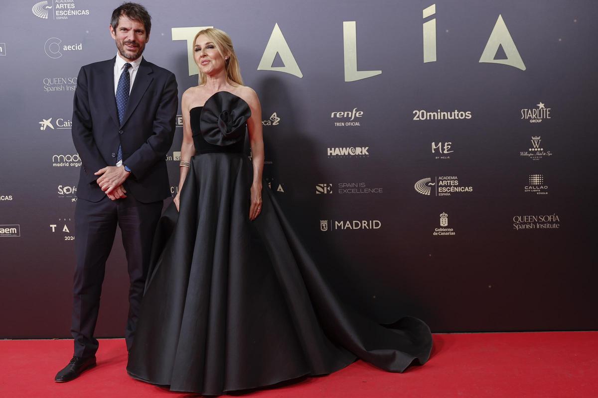 El ministro de Cultura, Ernest Urtasun, con la presidenta de la Academia de Artes Escénicas de España, Cayetana Guillen Cuervo, en la alfombra roja de los Premios Talía.