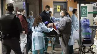 Llegada al hospital de heridos del accidente de tren en Adamuz