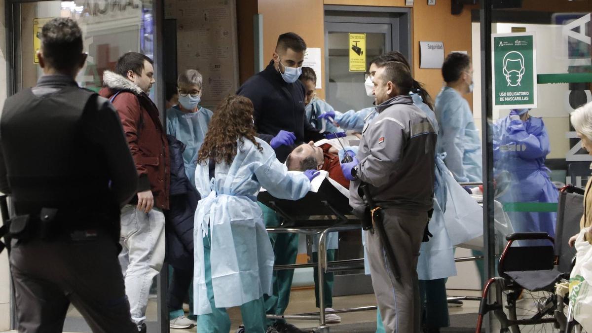 Llegada al hospital de heridos del accidente de tren en Adamuz