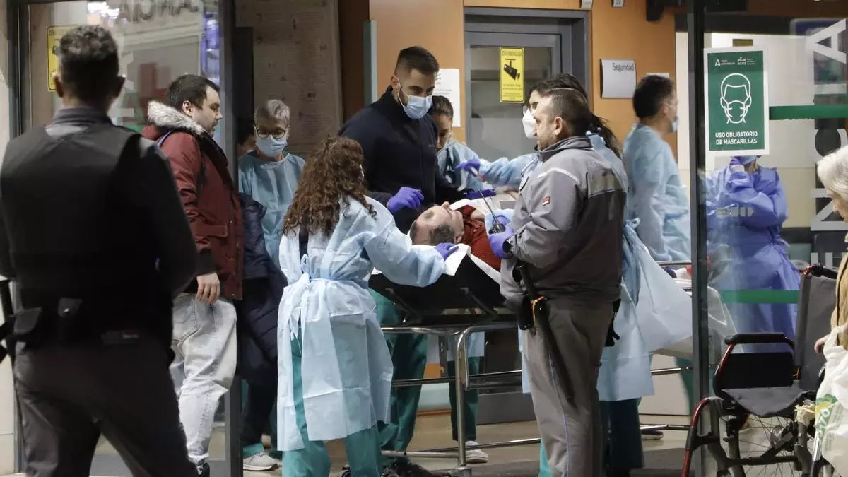 Llegada al hospital de heridos del accidente de tren en Adamuz