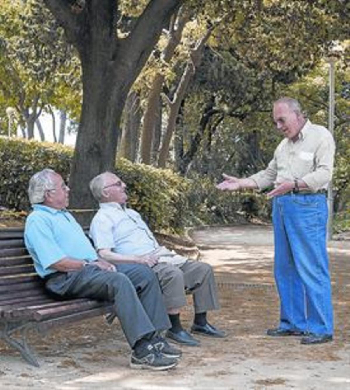 Tertúlia. Torrejón (dreta) conversa amb els seus amics al parc de Can Vidalet.