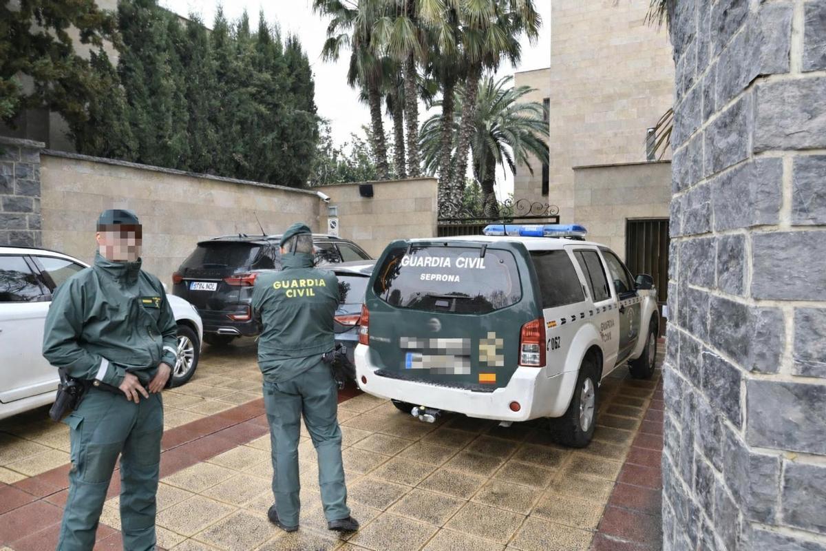 En imágenes | La Guardia Civil registra la sede de Forestalia en Zaragoza y el domicilio de Fernando Samper por el clúster del Maestrazgo