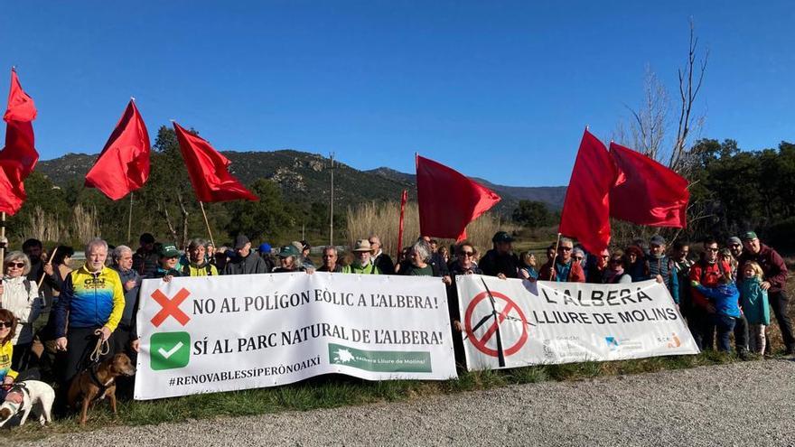 Els assistents a la caminada de rebuig al parc eòlic projectat a la Jonquera