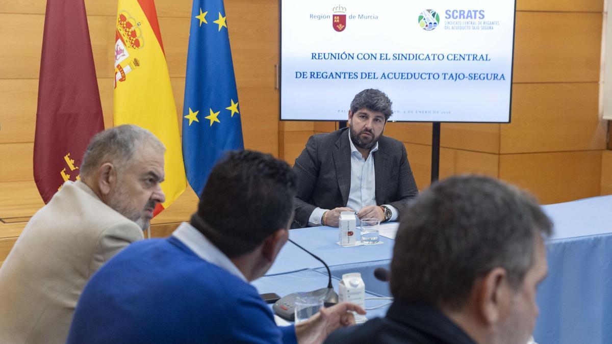 El presidente regional, Fernando López Miras, en su reunión con los regantes del Trasvase Tajo-Segura, la primera de 2026.