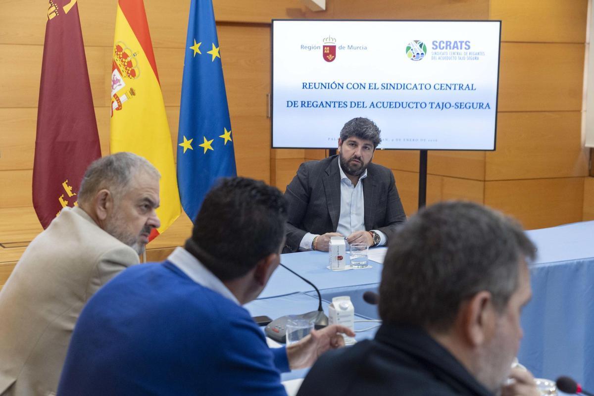 El presidente regional, Fernando López Miras, en su reunión con los regantes del Trasvase Tajo-Segura.