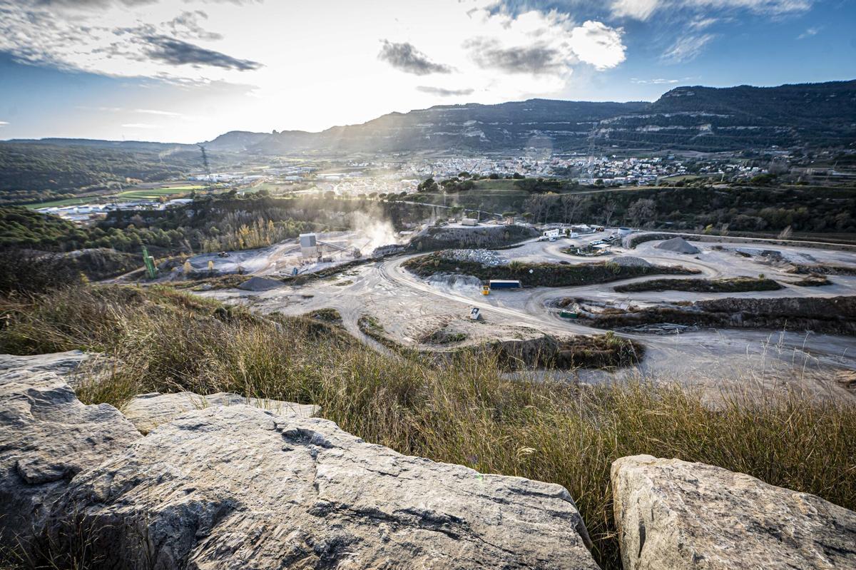 Barcelona, 23/12/2025. Barcelona. Un juzgado investiga vertidos ilegales en un depósito de escombros en Seva, que causa problemas a los vecinos del entorno (estaremos allí Guillem y Jordi, hemos quedado con un vecino denunciante que vive en una urbanización próxima al vertedero. AUTOR: MANU MITRU
