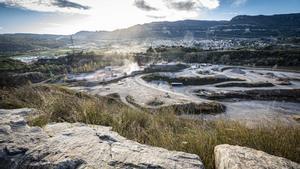 Barcelona, 23/12/2025. Barcelona. Un juzgado investiga vertidos ilegales en un depósito de escombros en Seva, que causa problemas a los vecinos del entorno (estaremos allí Guillem y Jordi, hemos quedado con un vecino denunciante que vive en una urbanización próxima al vertedero. AUTOR: MANU MITRU