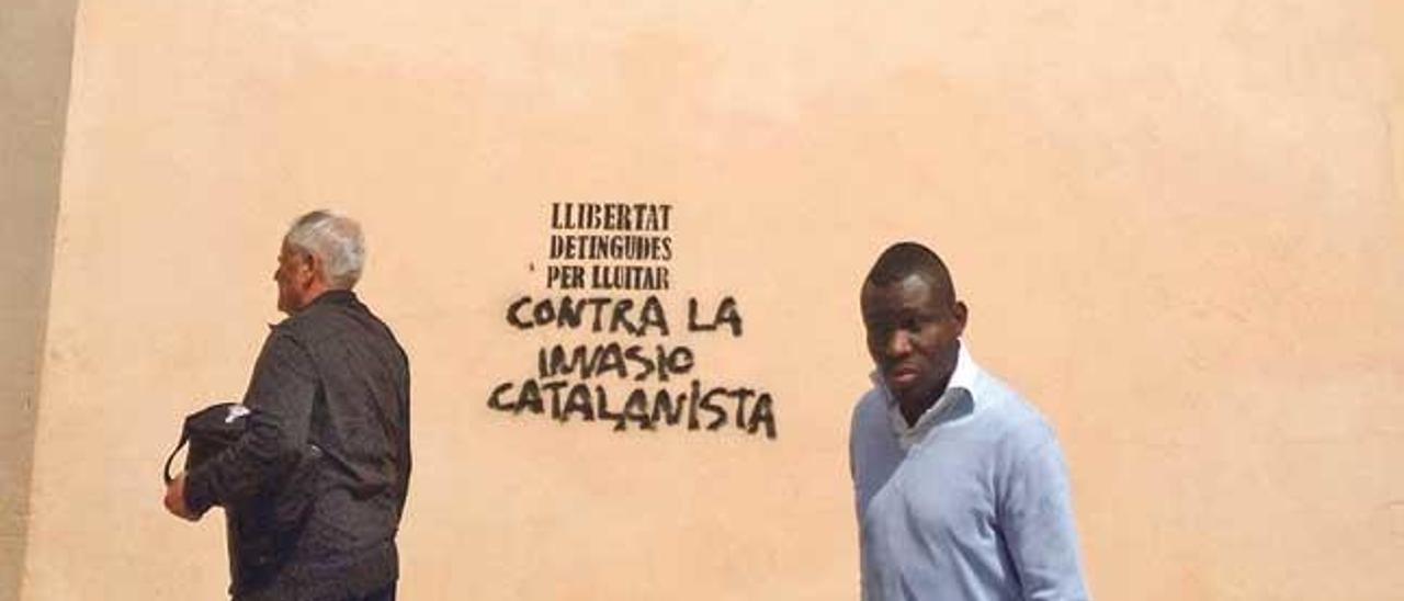 La pared de una iglesia es pizarra de antagonismos.