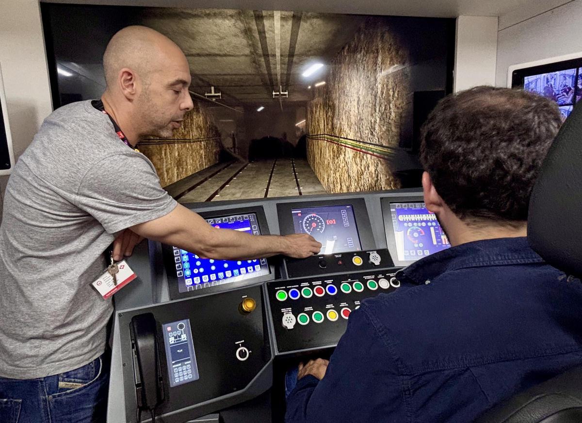 Sergio, uno de los instructores, da indicaciones a un joven aprendiz de motorista de metro