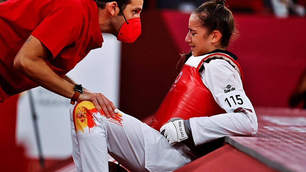Adriana Cerezo es consolada tras perder la final. // EFE