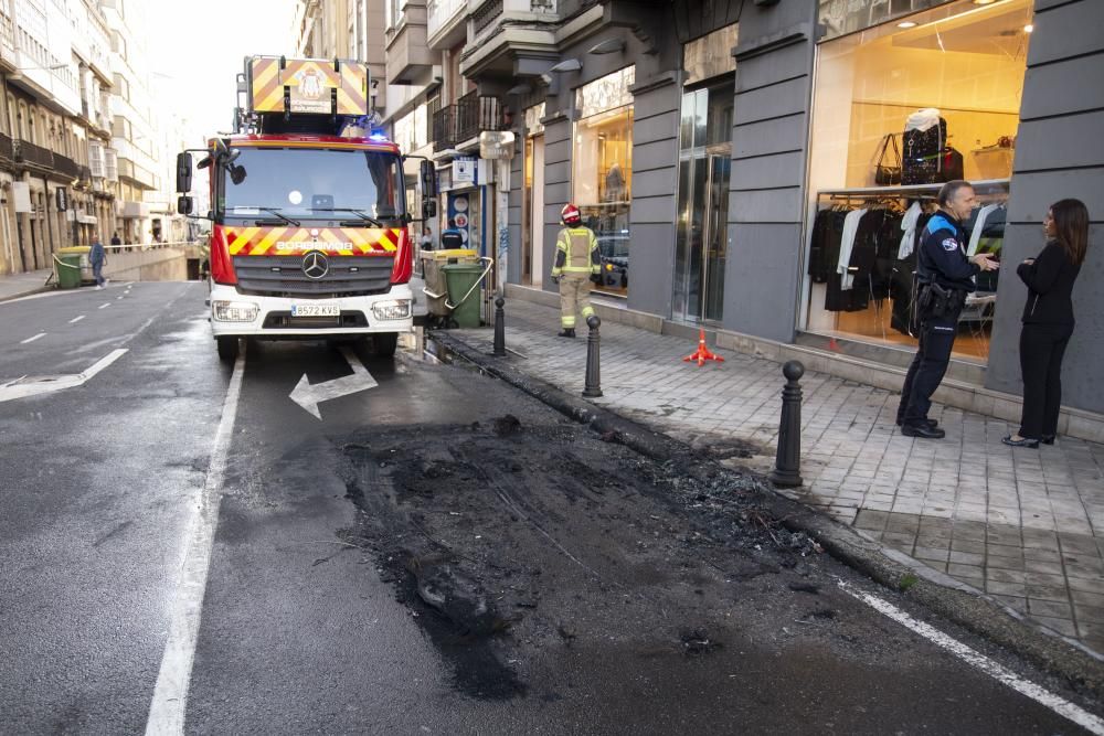 Un coche arde en la plaza de Pontevedra