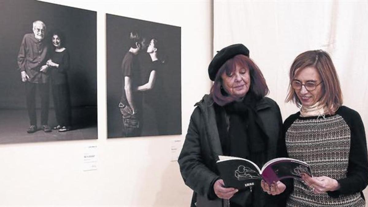 La fotógrafa Maria Espeus (izquierda), con Maria Güell en la presentación del libro '#RavalKm0', de la Fundació Tot Raval, la semana pasada.