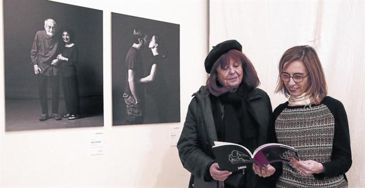 La fotógrafa Maria Espeus (izquierda), con Maria Güell en la presentación del libro '#RavalKm0', de la Fundació Tot Raval, la semana pasada.