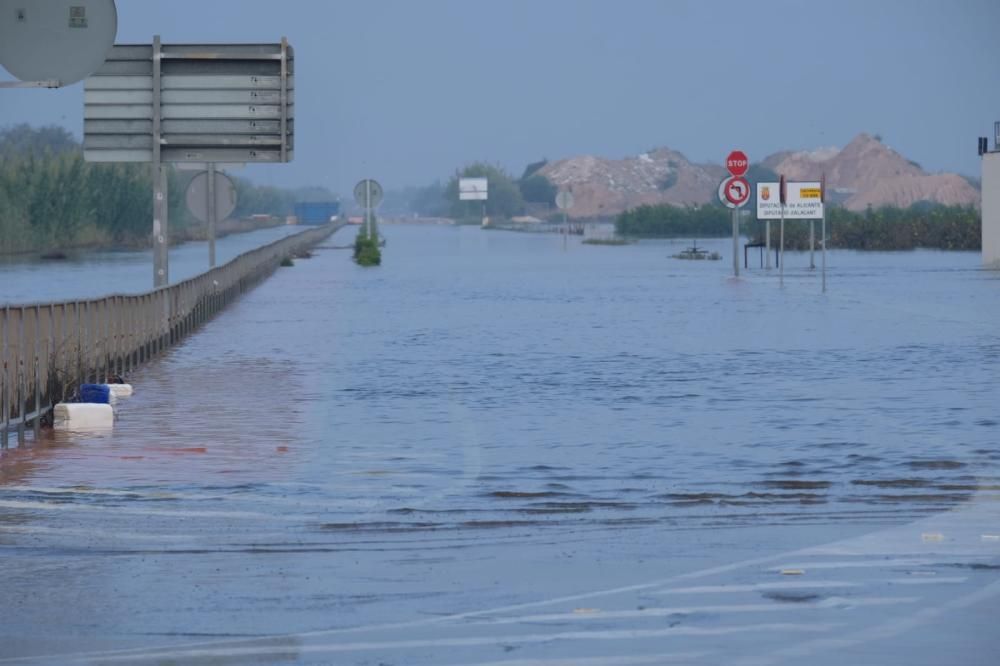 El agua rebosa en la N-332 a la altura de Guardamar