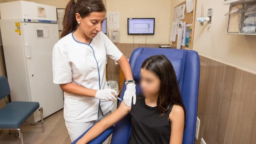 Una niña recibe una vacuna, en una imagen de archivo.