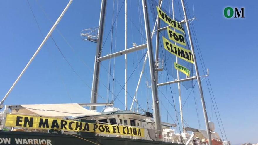 El buque Rainbow Warrior de Greenpeace hace parada en el puerto de Málaga