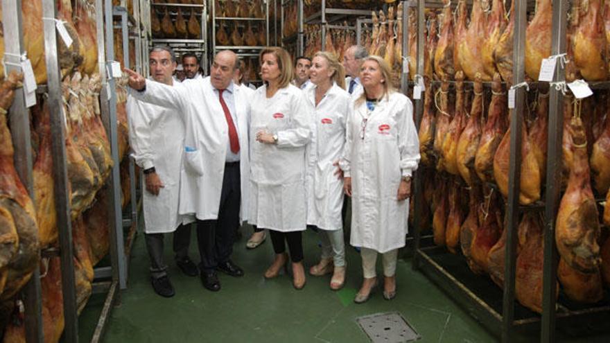 Báñez, junto a representantes del PP de Málaga, este miércoles en Famadesa.