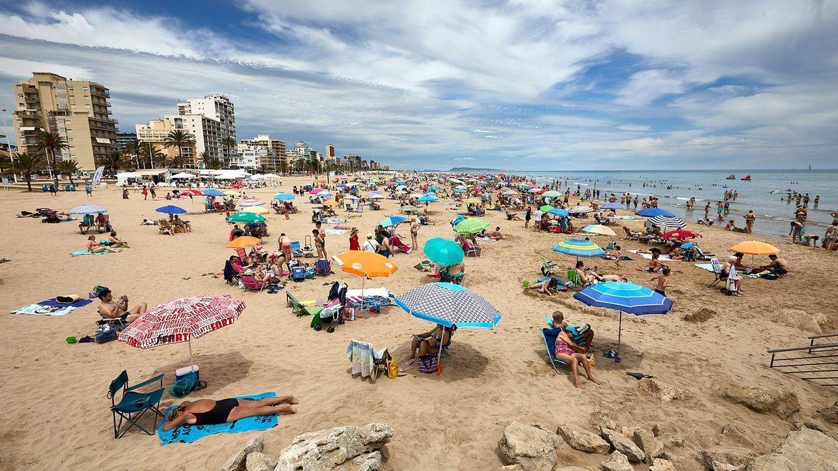 Cientos de turistas se dan cita en la que se ha convertido la playa favorita de Madrid en la Comunitat Valenciana &quot;MARINA PÉREZ. GANDIA&quot;