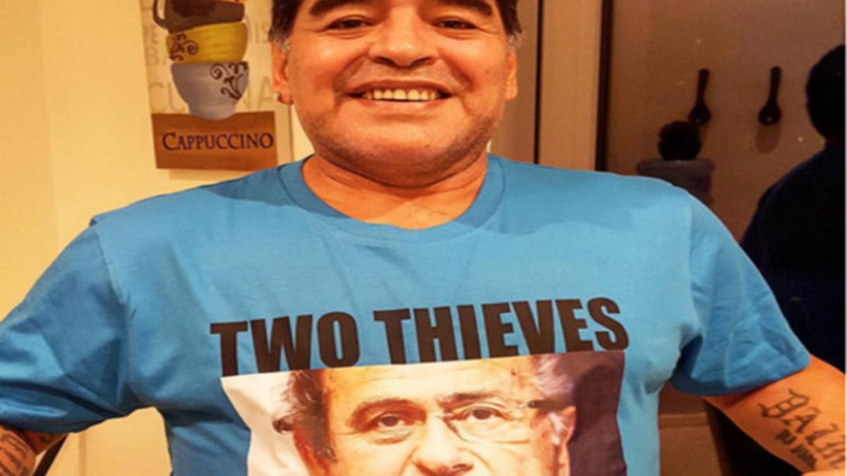 Maradona posa con la polémica camiseta