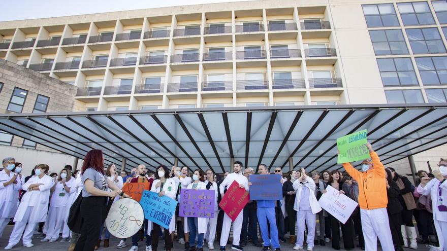 El comité del Hospital de la Ribera reactiva las movilizaciones y amenaza con una huelga