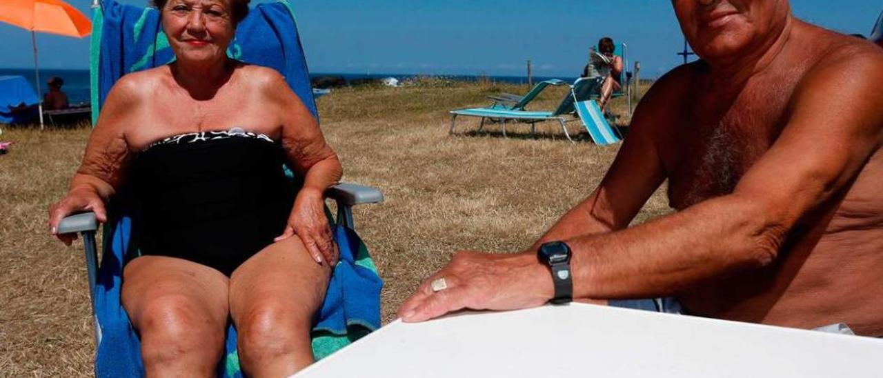 Antonia Suárez y Manuel Blanco, ayer, en un prado cercano a la playa de Verdicio.