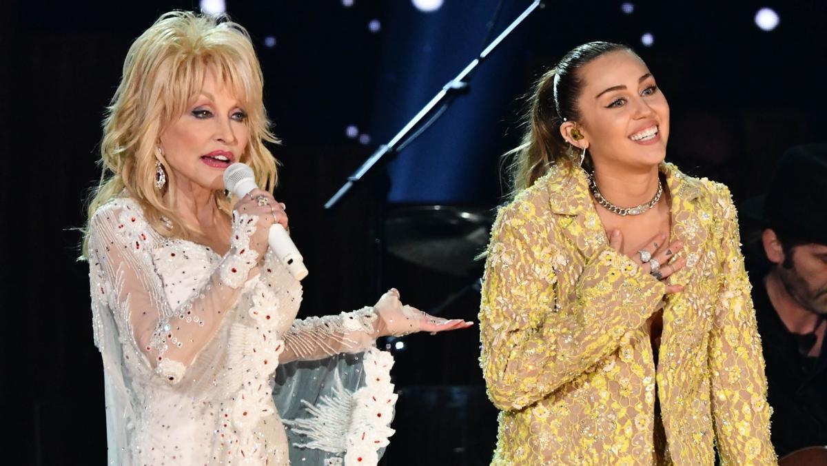 Dolly Parton y su ahijada Miley Cyrus, en los Grammy de 2019, en Los Ángeles.