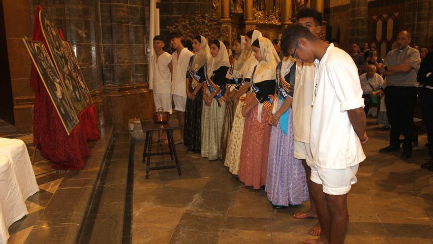 El acto central de las fiestas des Vermar se celebra en la iglesia a causa de la lluvia