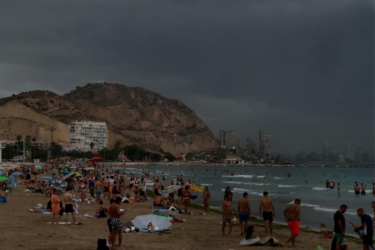 Así ha llegado la tormenta a la playa del Postiguet de Alicante