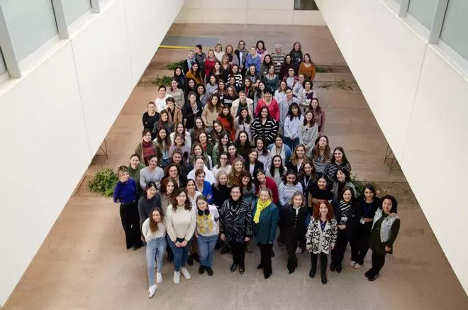 ¿Qué es lo que aleja a las niñas y a las jóvenes de la ciencia?