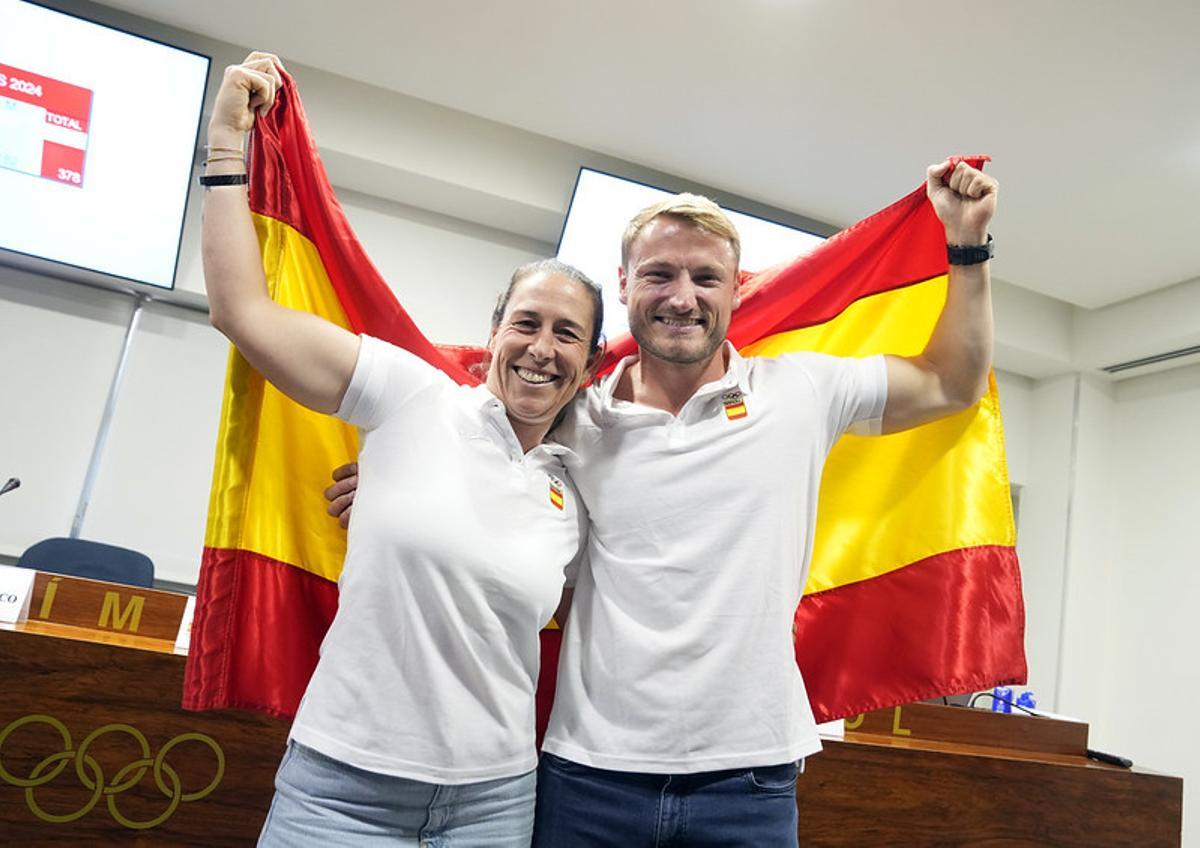Támara Echegoyen y Marcus Cooper con la bandera de España / coe
