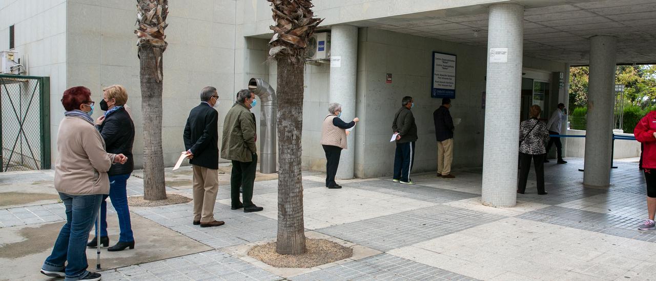 Colas a las puertas de un centro de salud de la ciudad de Alicante