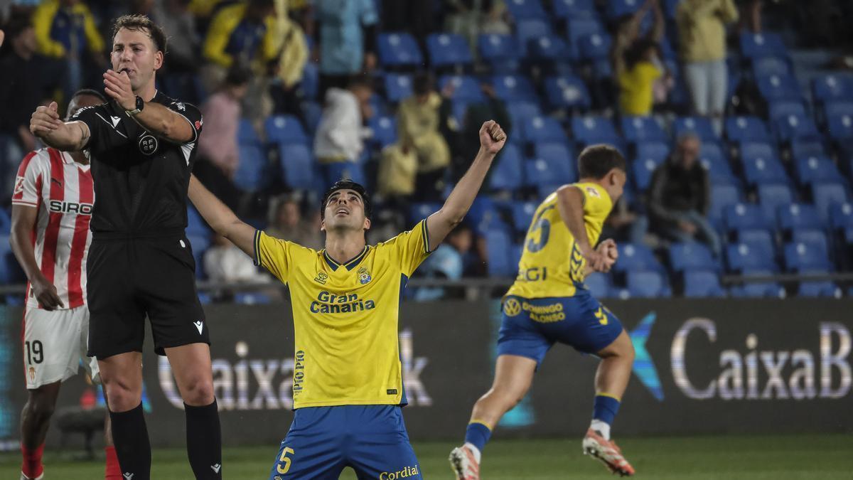 Enrique Clemente festeja la victoria ante el Sporting con tanto de Ale García.