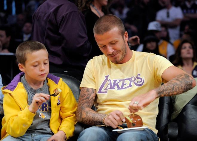 David Beckham se pone las botas con sus hijos