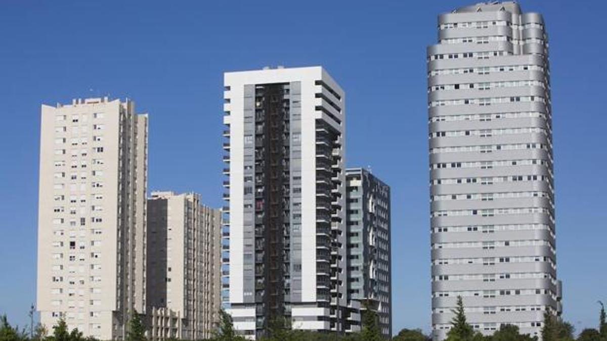 El edificio amenazado de desalojo a la derecha de la imagen