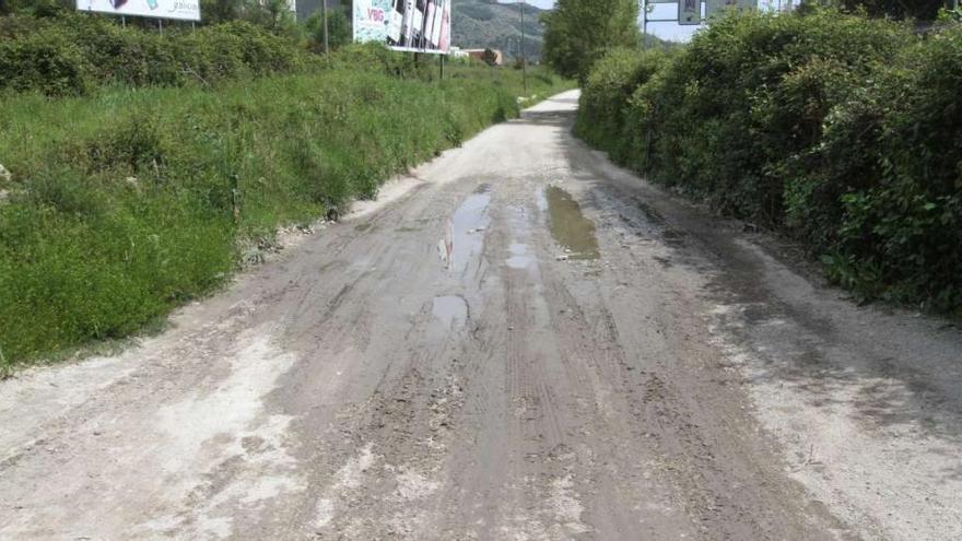 Uno de los tramos de acceso a las termas por el Centro de Interpretación de Parques Naturales cuya obra está paralizada.  // Iñaki Osorio