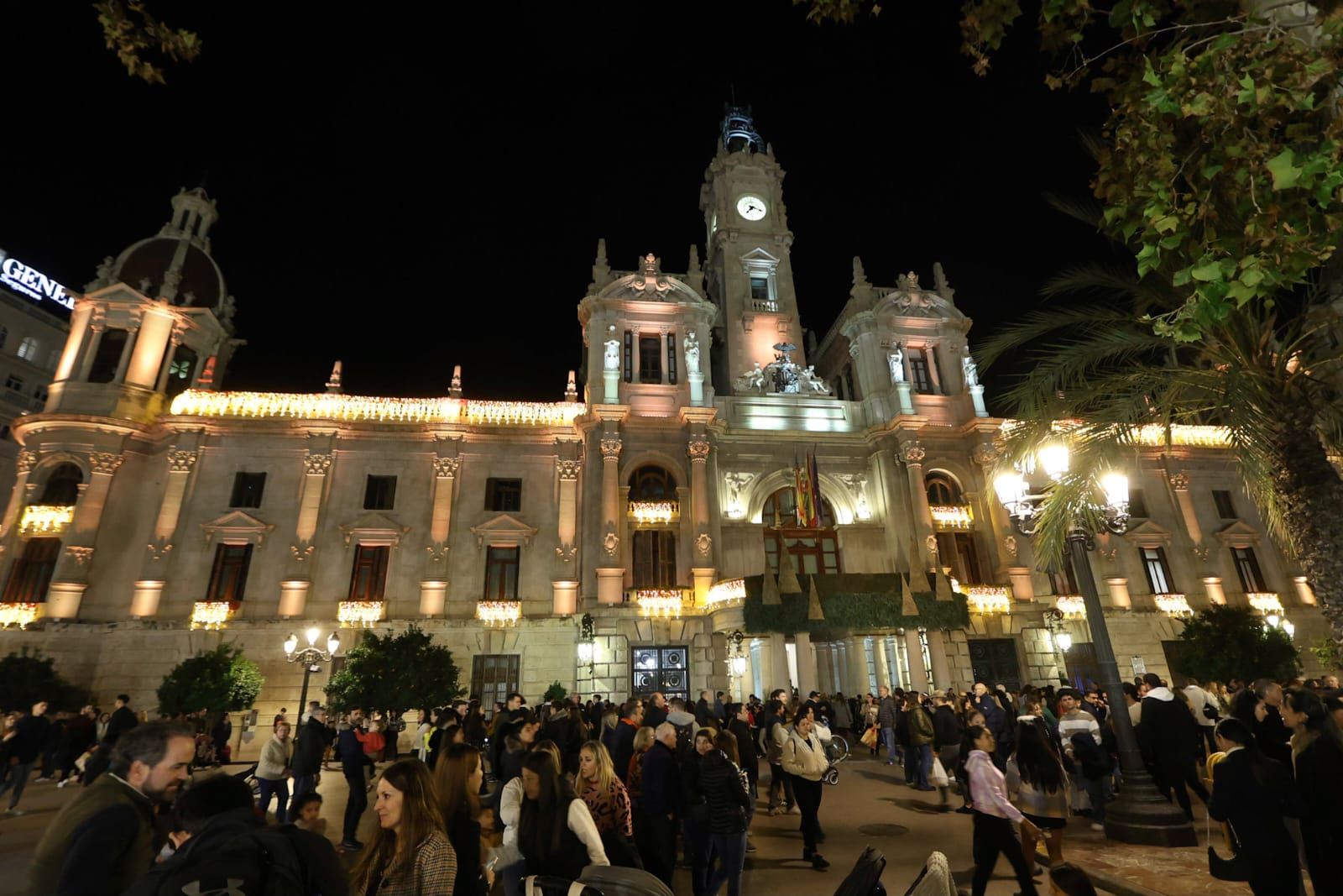 El centro de València, a reventar de gente por la decoración de Navidad