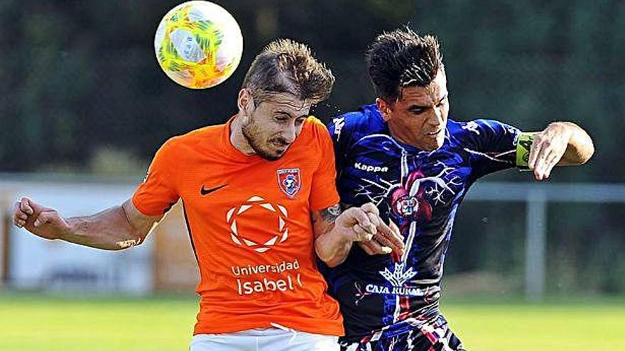 Dani Hernández choca con un contrario del Burgos Promesas en el partido disputado en Castañares.