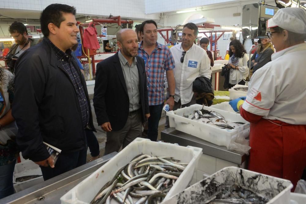 Villares se acerca en Cambados a la actividad de los sectores productivos - El líder de En Marea visita la localidad arousana para pasear por la plaza de abastos, visitar Martín Códax y departir con l