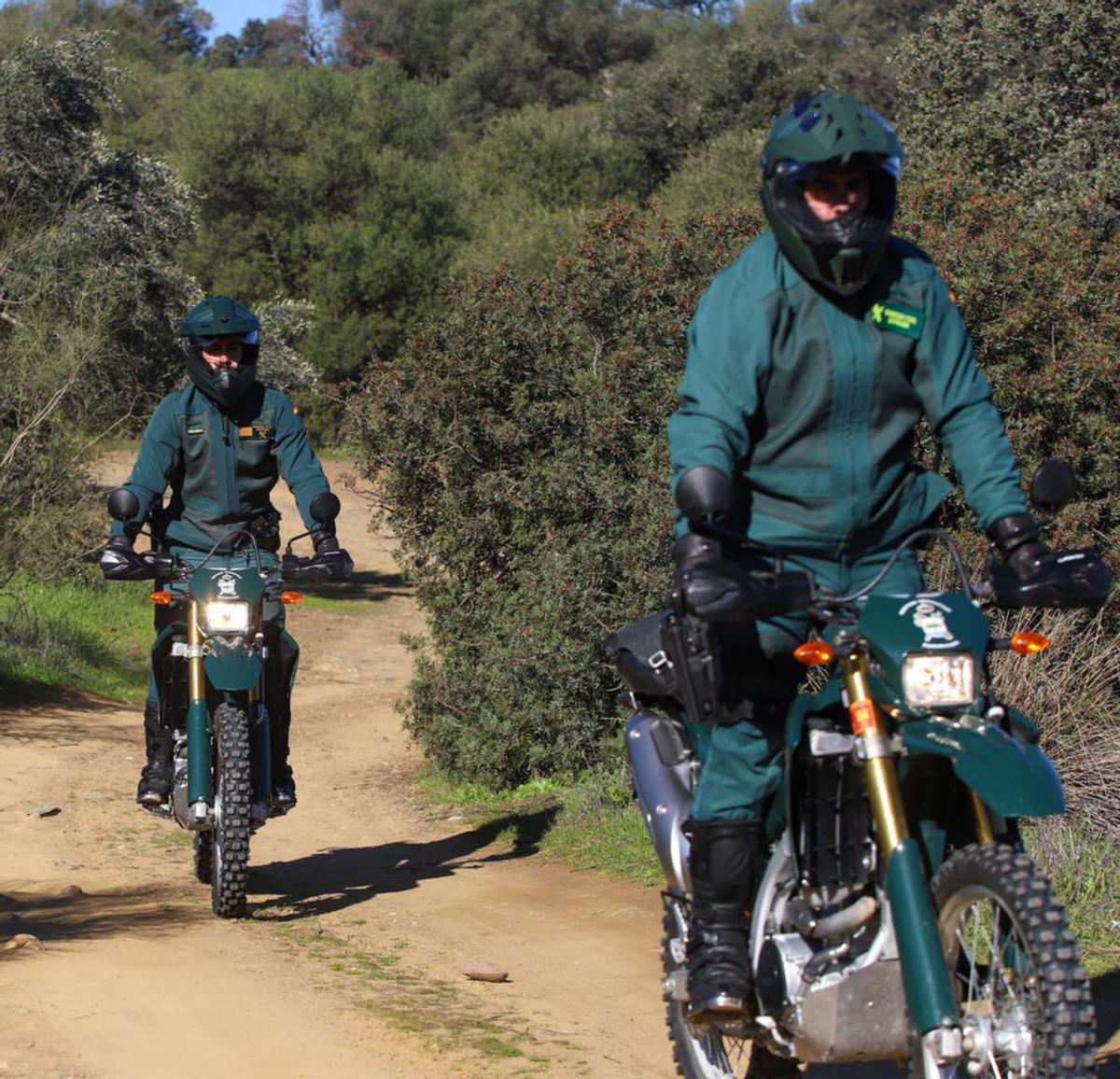 Patrullas 8 En moto, el Seprona patrulla el entorno natural de Córdoba.
