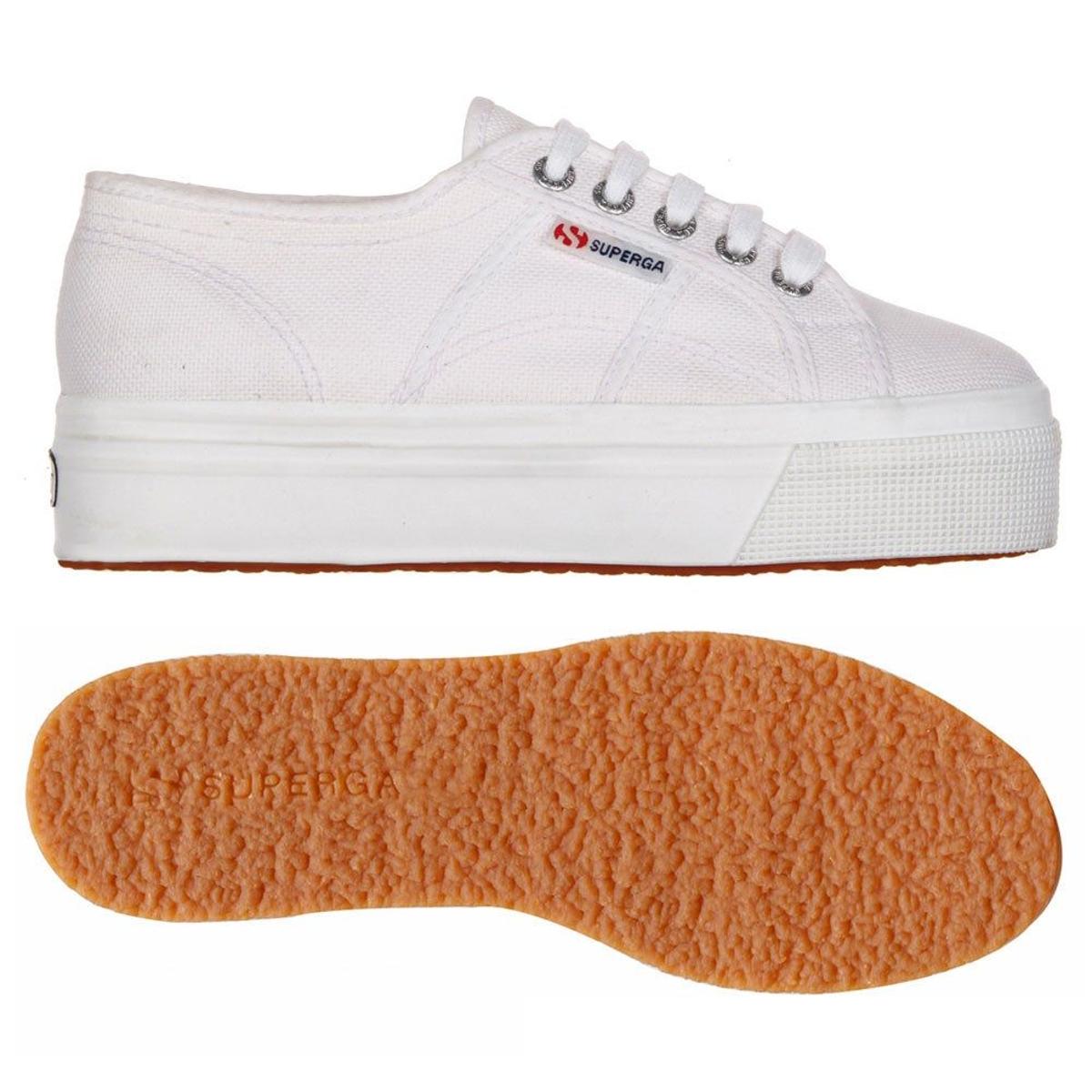 Zapatillas blancas de plataforma de Superga. (Precio: 75 euros)