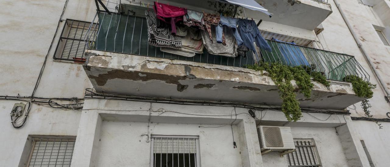 San Antón tiene ya diez de sus catorce edificios apuntalados por deficiencias en la estructura