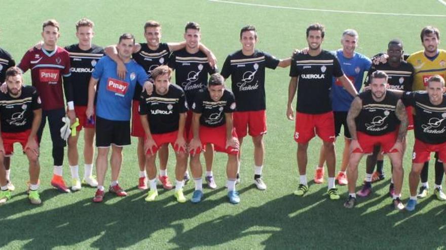 Jugadores del Ontinyent CF, en el entrenamiento de ayer por la mañana en el Clariano.